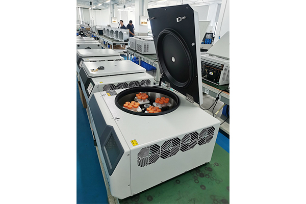How can a Large capacity benchtop low speed refrigerated centrifuge achieve efficient separation while ensuring sample integrity?