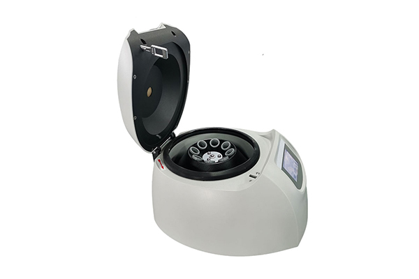 How does the compact design of the benchtop low speed ​​centrifuge adapt to the laboratory environment with limited space?